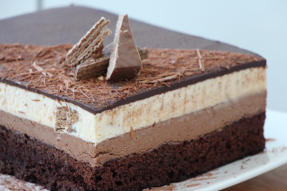 layered cake chocolate mousse